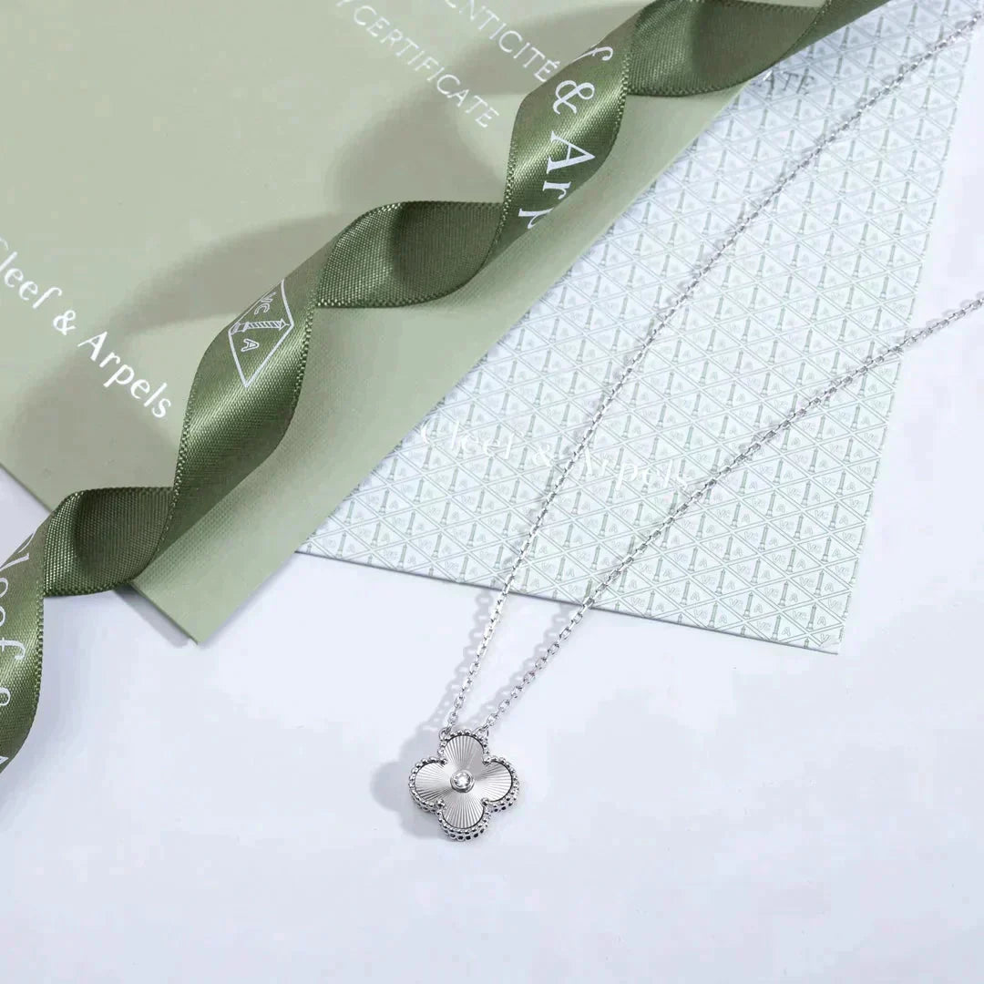 [BLUE TEARS]CLOVER  15MM DIAMOND LASER NECKLACE SILVER