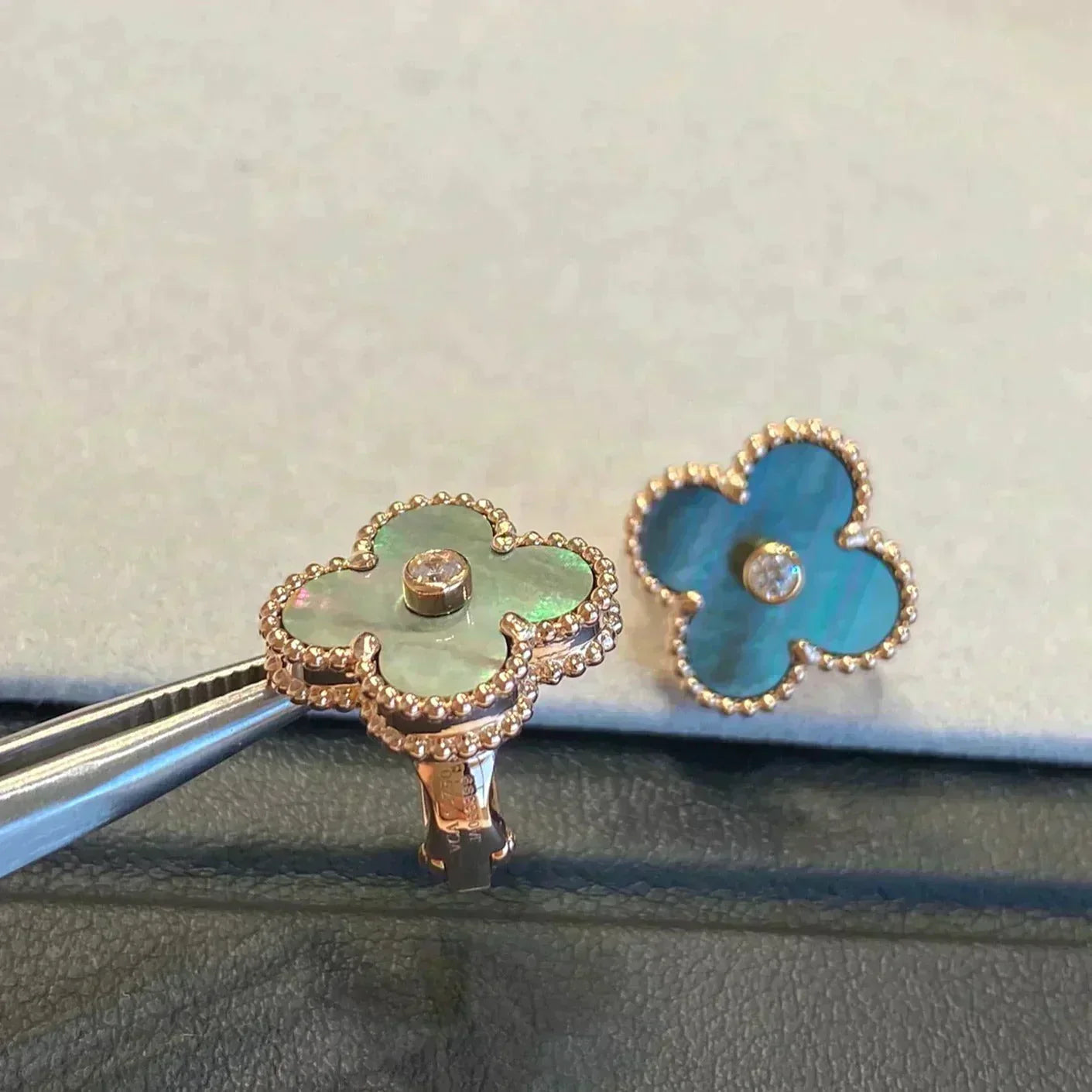 [BLAUE TRÄNEN]CLOVER MEDIUM 1 MOTIFS GRAUER MOP DIAMANT OHRRINGE