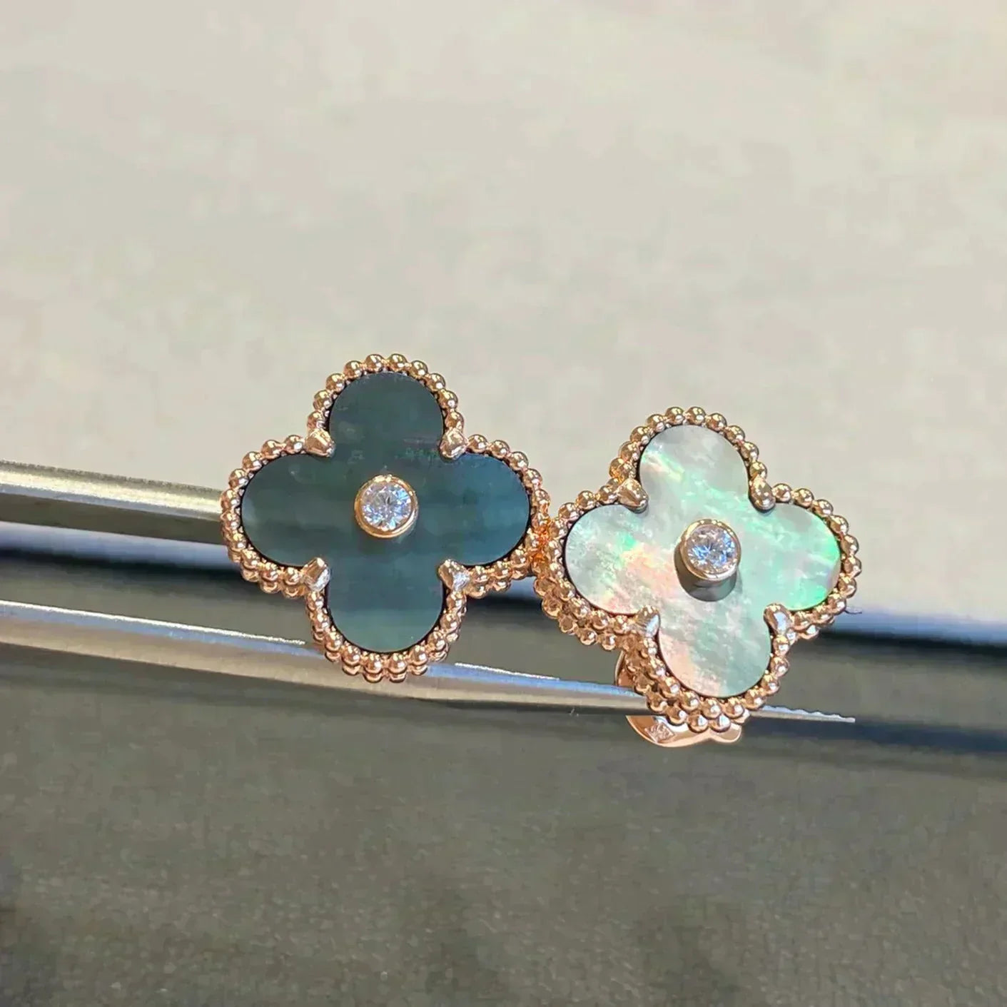 [BLAUE TRÄNEN]CLOVER MEDIUM 1 MOTIFS GRAUER MOP DIAMANT OHRRINGE