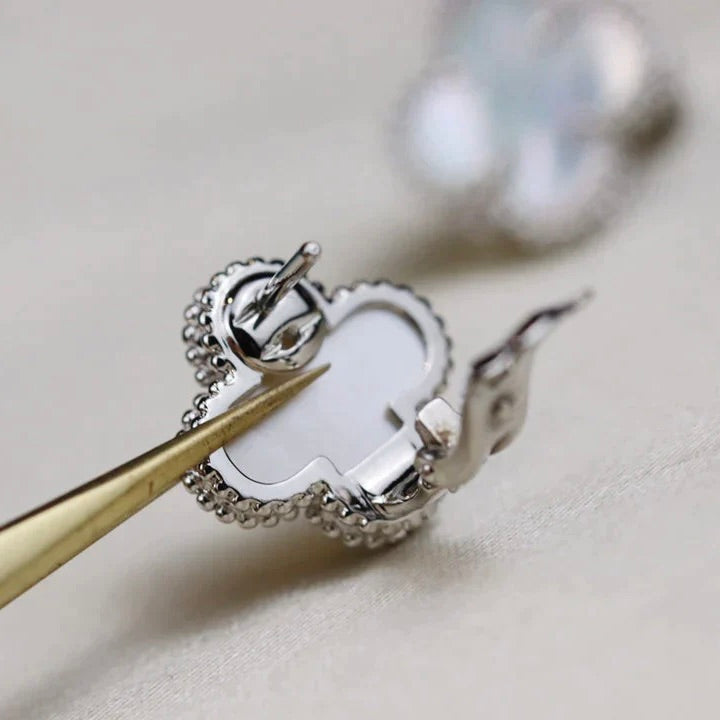 [BLUE TEARS]CLOVER MEDIUM 1 MOTIFS  WHITE MOP EARRINGS SILVER