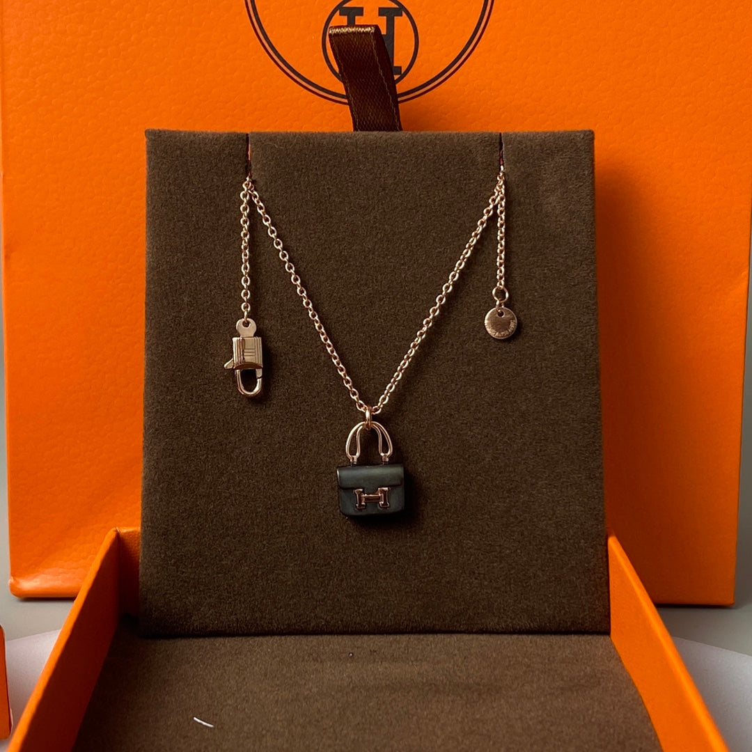 [BLUE TEARS]CONSTANCE BLACK PEDANT PINK GOLD NECKLACE