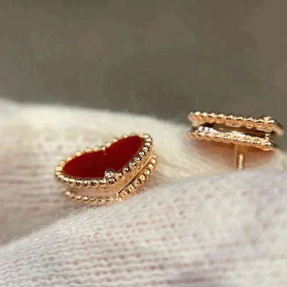 [BLAUE TRÄNEN] HERZ-OHRSTECKER AUS KARNEOL