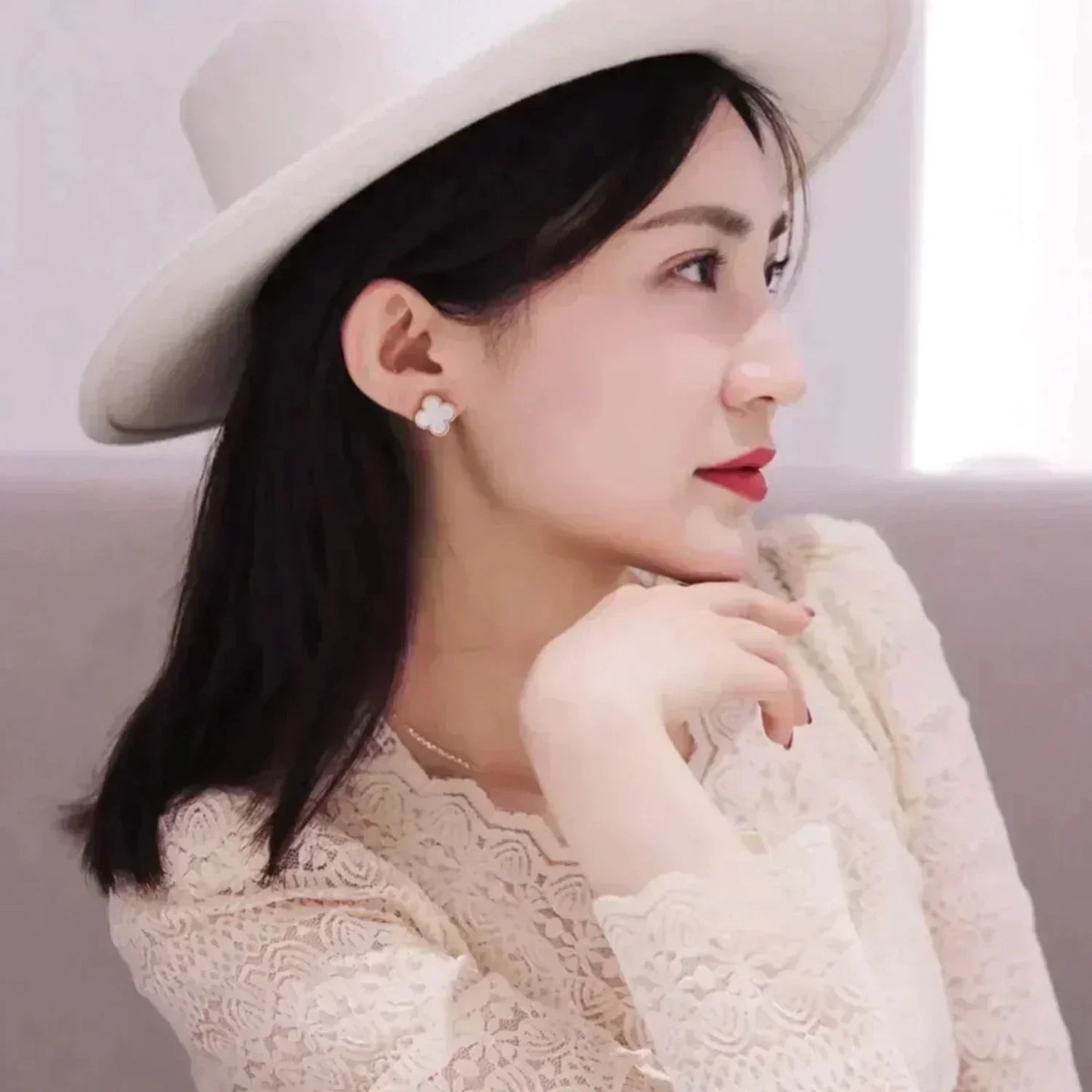 [BLUE TEARS]CLOVER MEDIUM 1 MOTIFS  WHITE MOP STUD EARRINGS