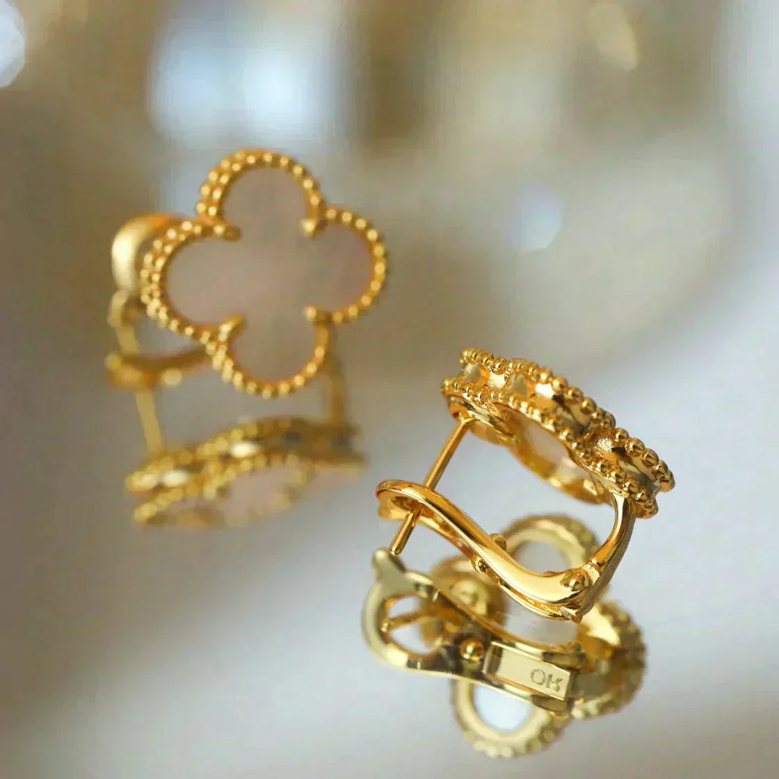 [BLUE TEARS]CLOVER MEDIUM 1 MOTIFS  WHITE MOP STUD EARRINGS