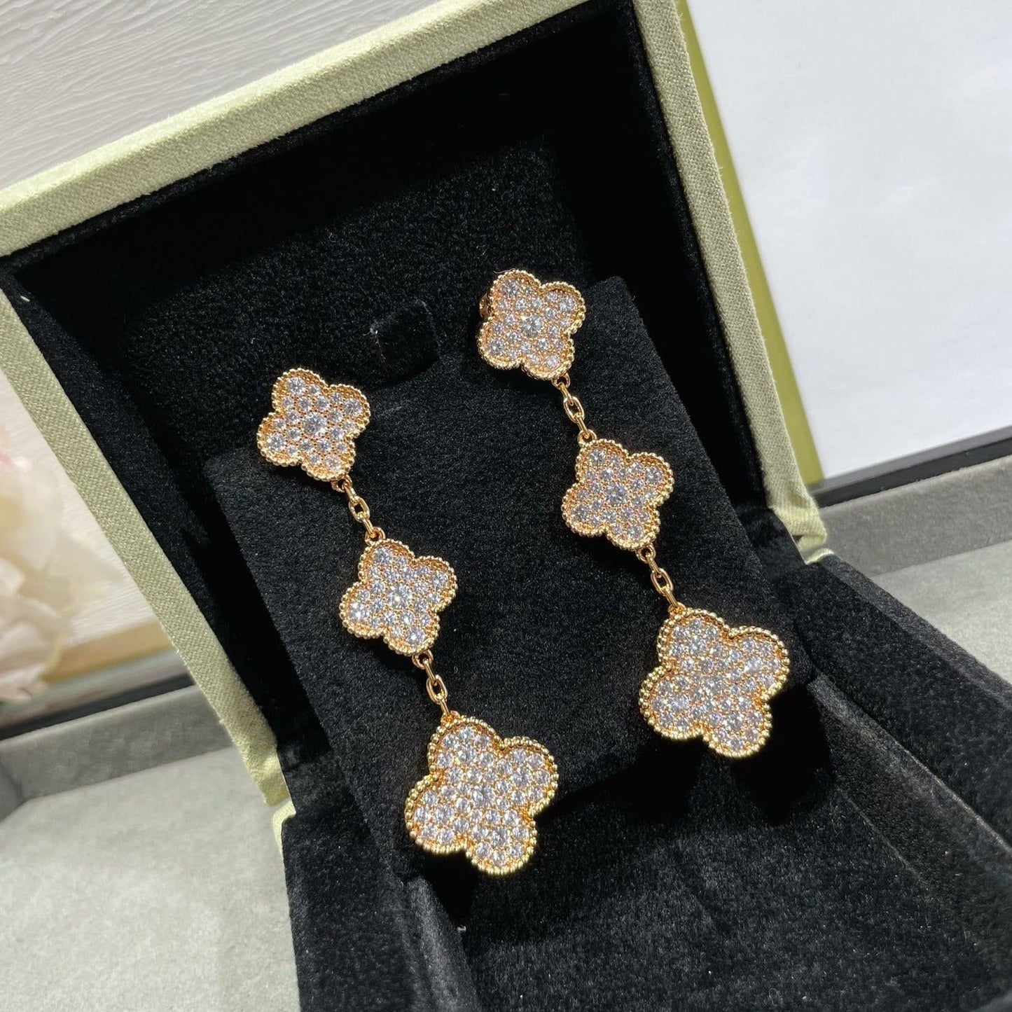 [BLAUE TRÄNEN] KLEEBLATT 3 MOTIVE DIAMANT-BESETZTE OHRRINGE AUS ROSÉGOLD