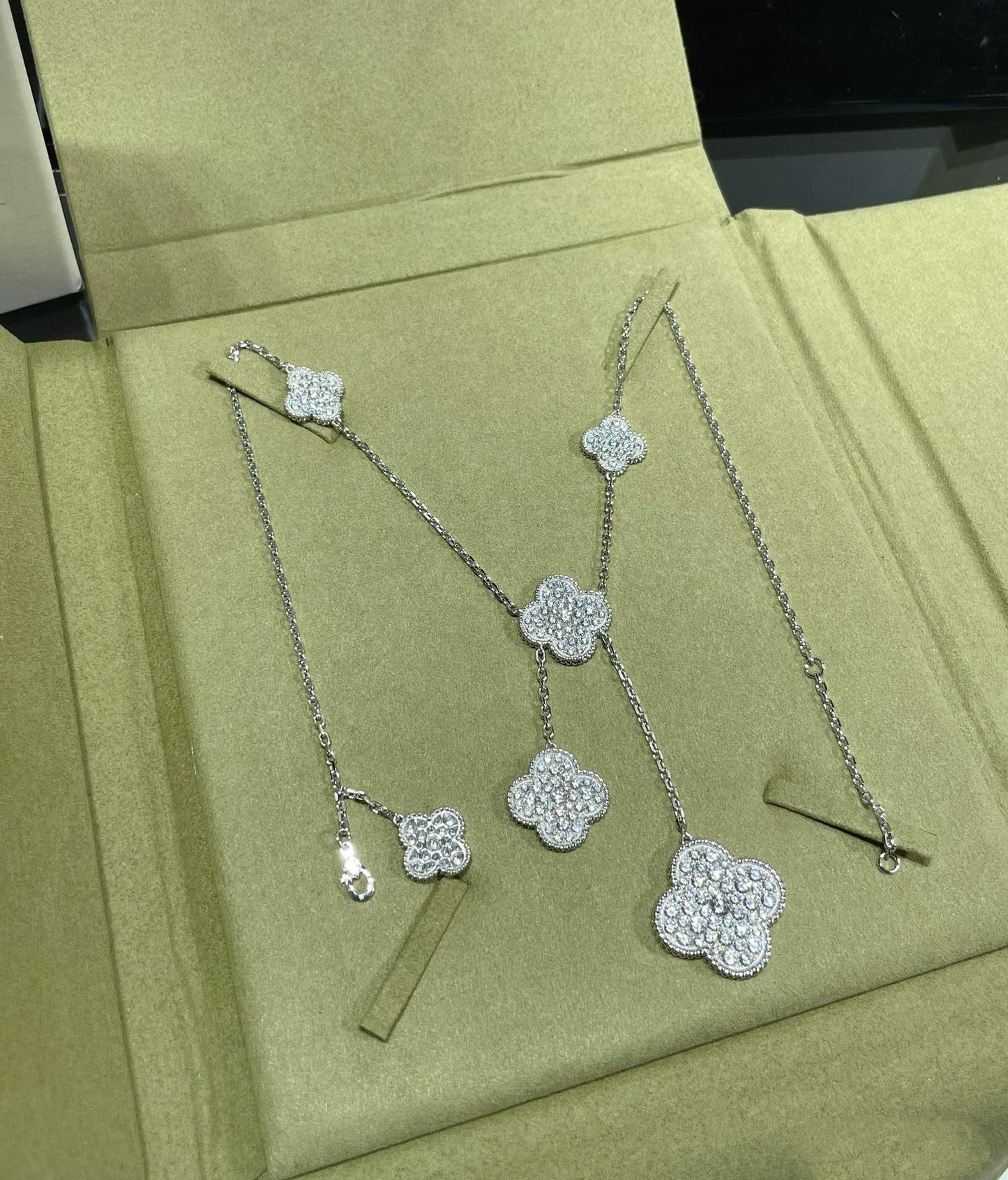 [BLUE TEARS]CLOVER 6 MOTIF DIAMOND PAVED NECKLACE