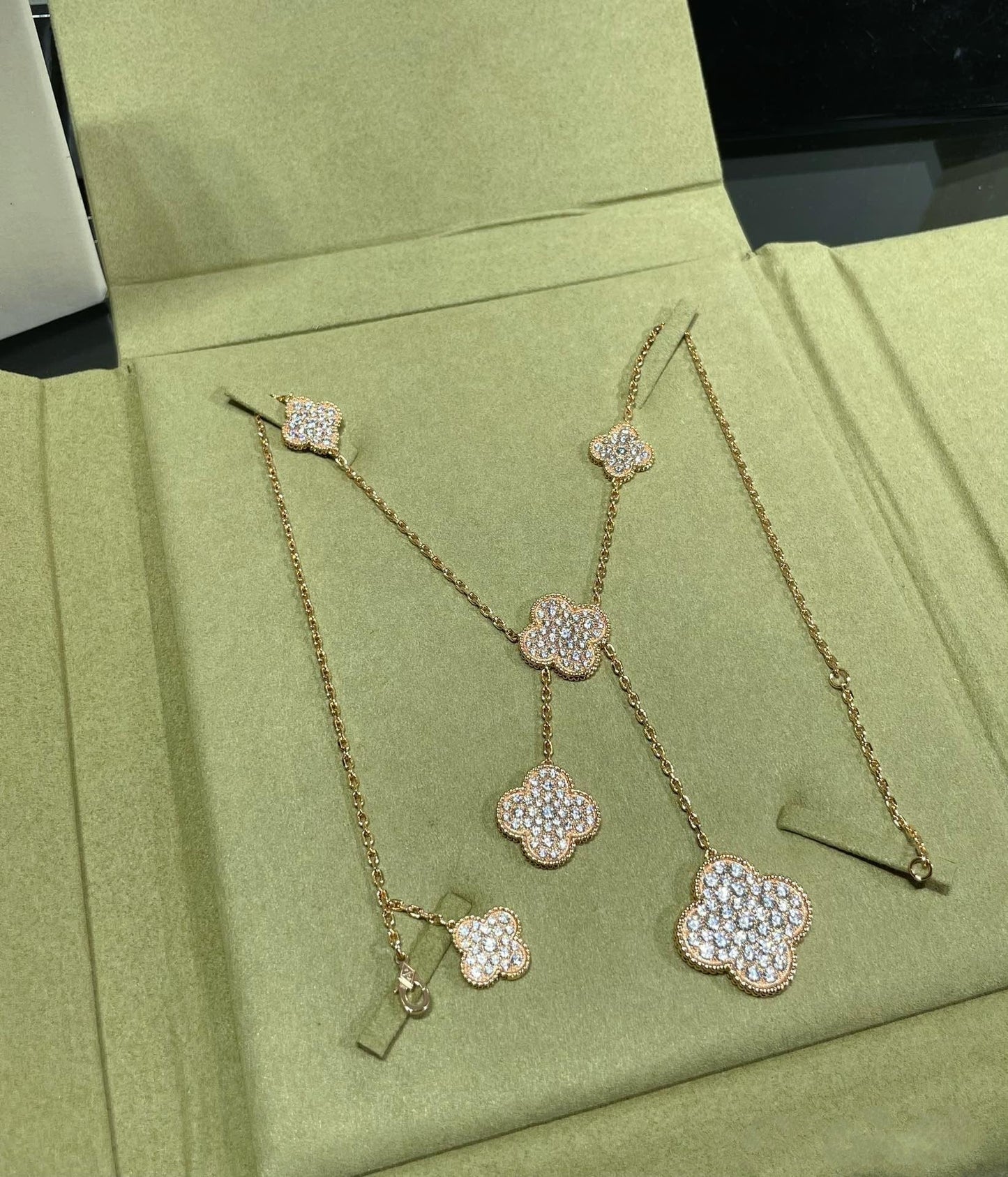 [BLUE TEARS]CLOVER 6 MOTIF DIAMOND PAVED NECKLACE