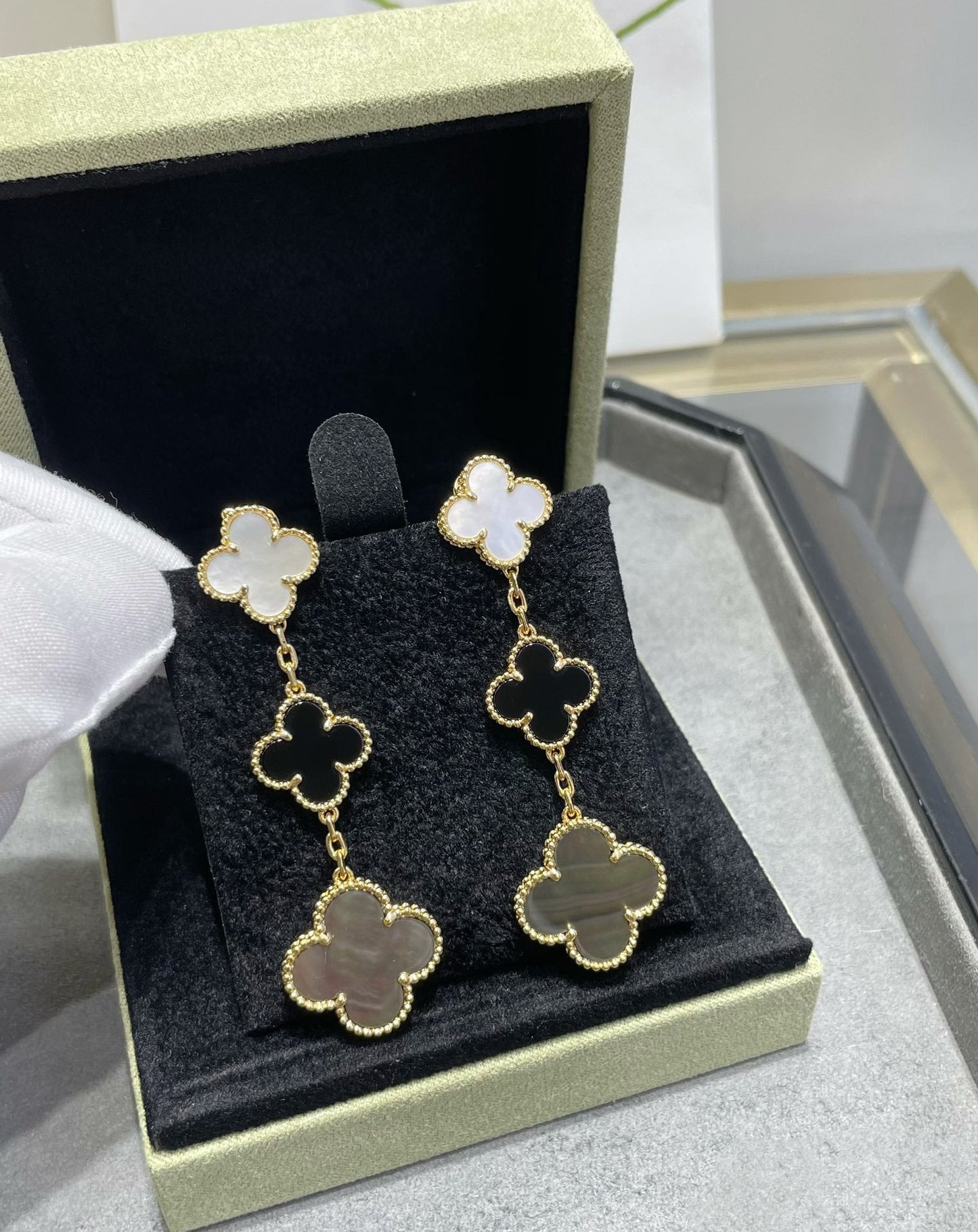 [BLUE TEARS]CLOVER 3 MOTIF MOP ONYX DARK MOP PINK GOLD EARRINGS
