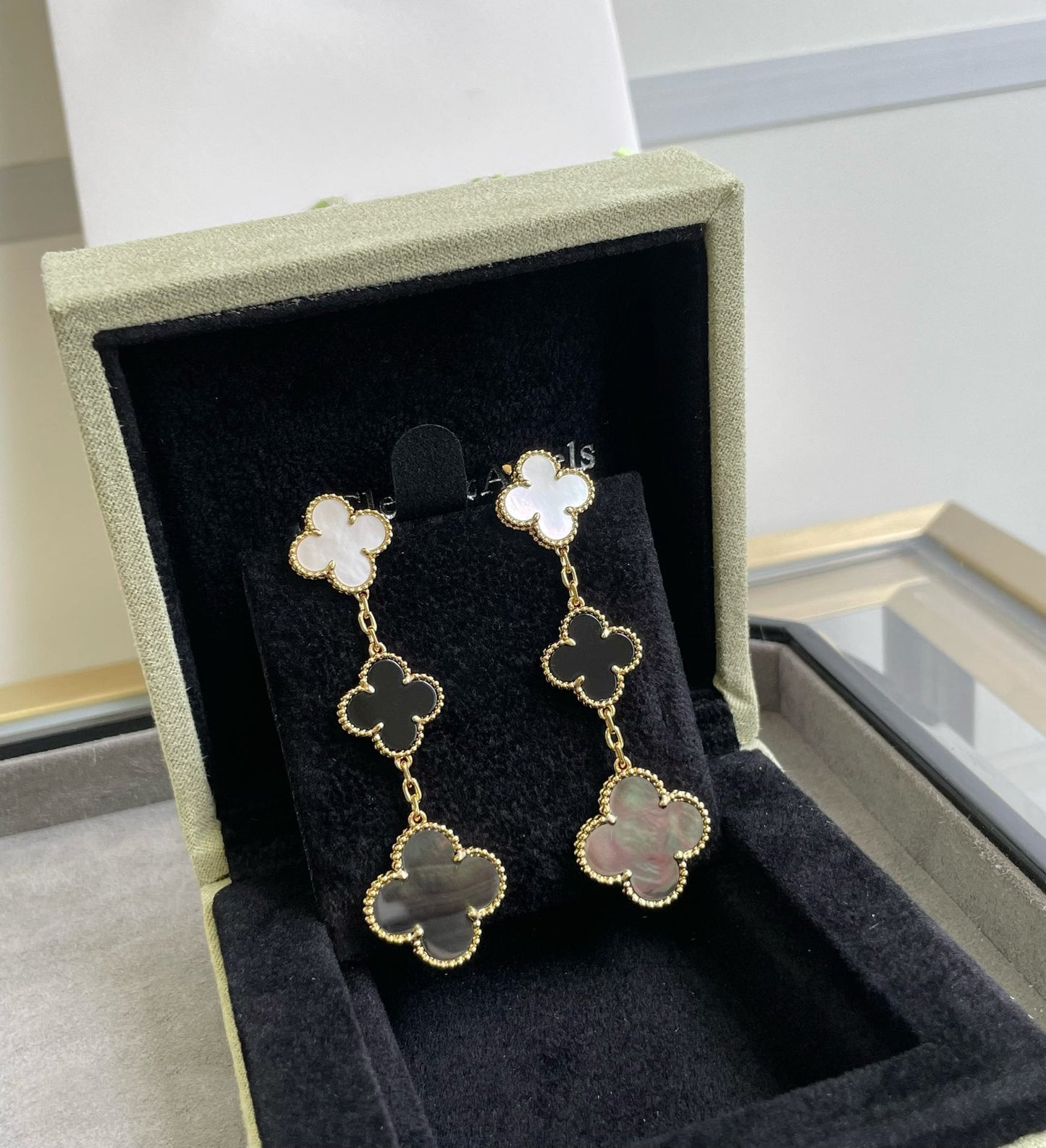 [BLUE TEARS]CLOVER 3 MOTIF MOP ONYX DARK MOP PINK GOLD EARRINGS