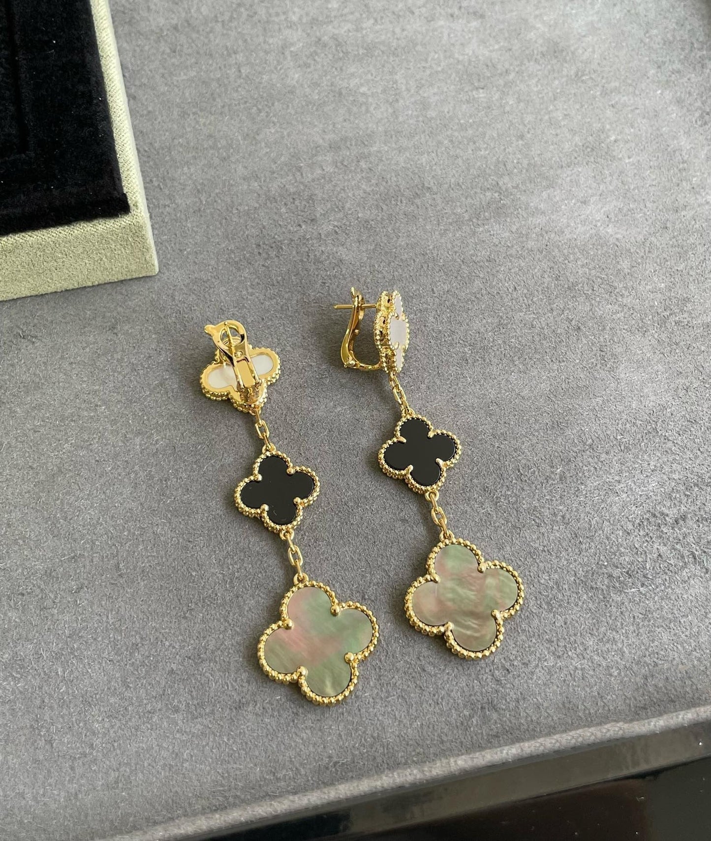 [BLUE TEARS]CLOVER 3 MOTIF MOP ONYX DARK MOP PINK GOLD EARRINGS
