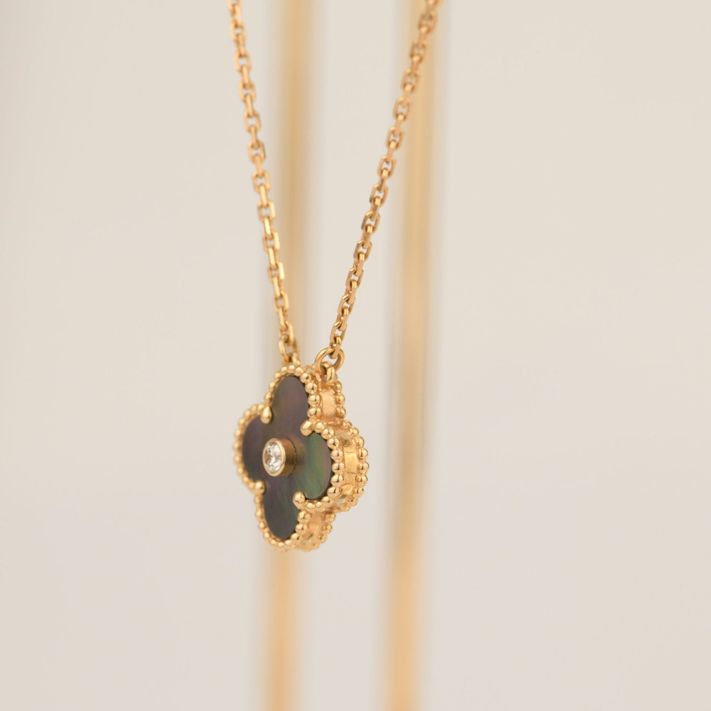 [BLUE TEARS]CLOVER 15MM DIAMOND AND MOTHER-OF-GREY NECKLACE