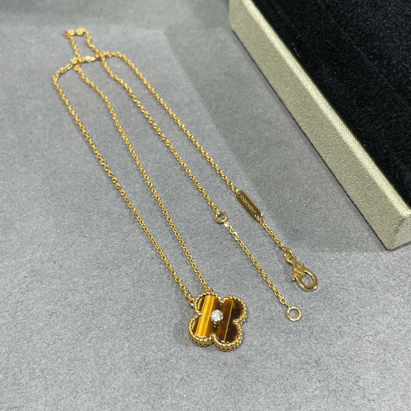 [BLUE TEARS]CLOVER 15MM DIAMOND AND YELLOW TIGER'S EYE AGATE necklace