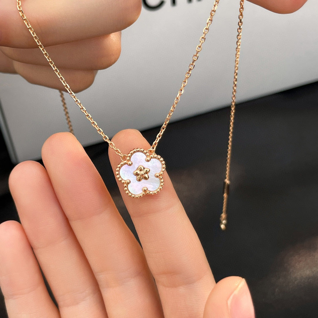 [BLUE TEARS]LUCKY  WHITE MOP  PLUM BLOSSOM NECKLACE