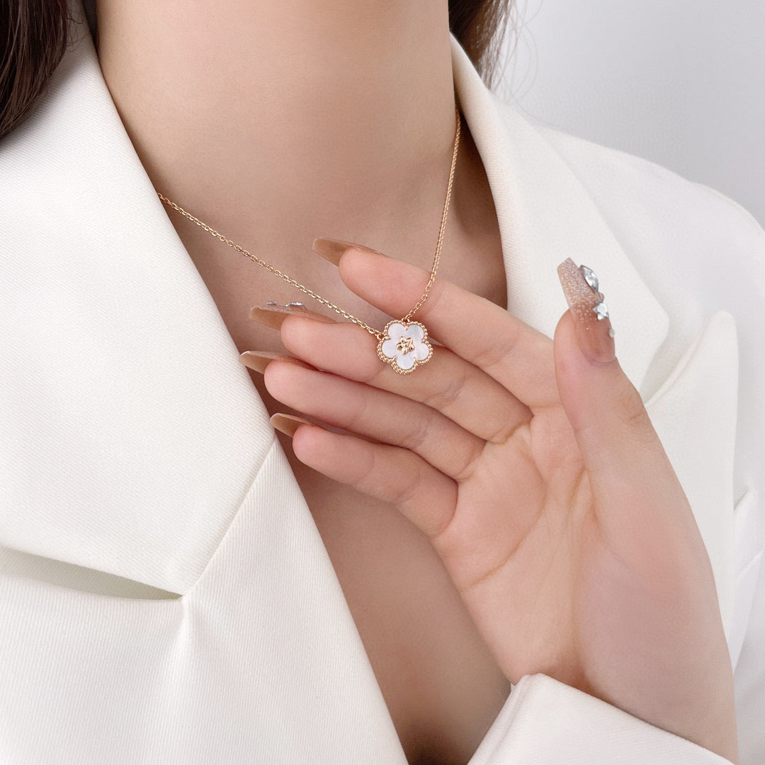 [BLUE TEARS]LUCKY  WHITE MOP  PLUM BLOSSOM NECKLACE