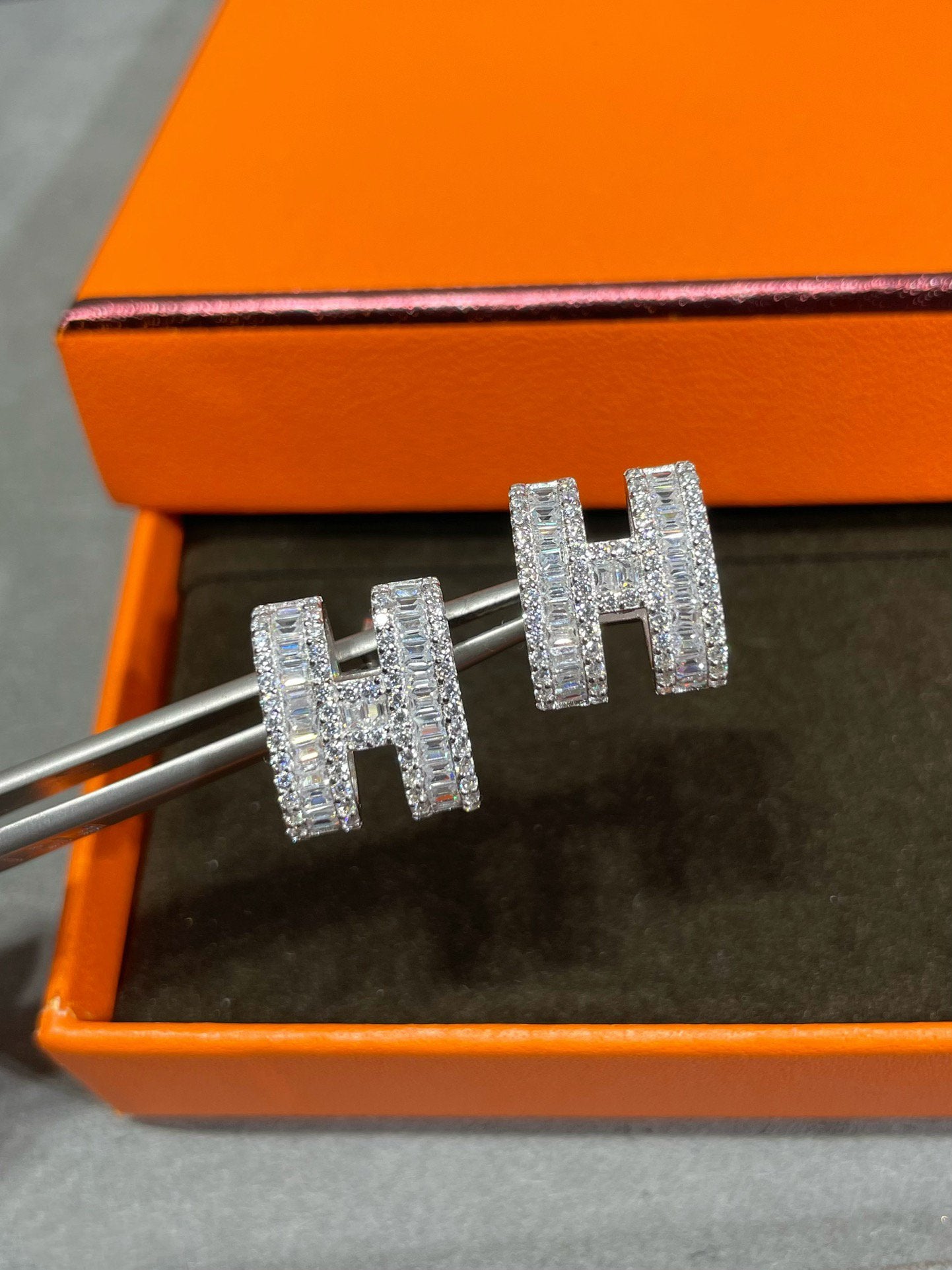 [BLUE TEARS]H STUD EARRINGS WITH SILVER DIAMONDS