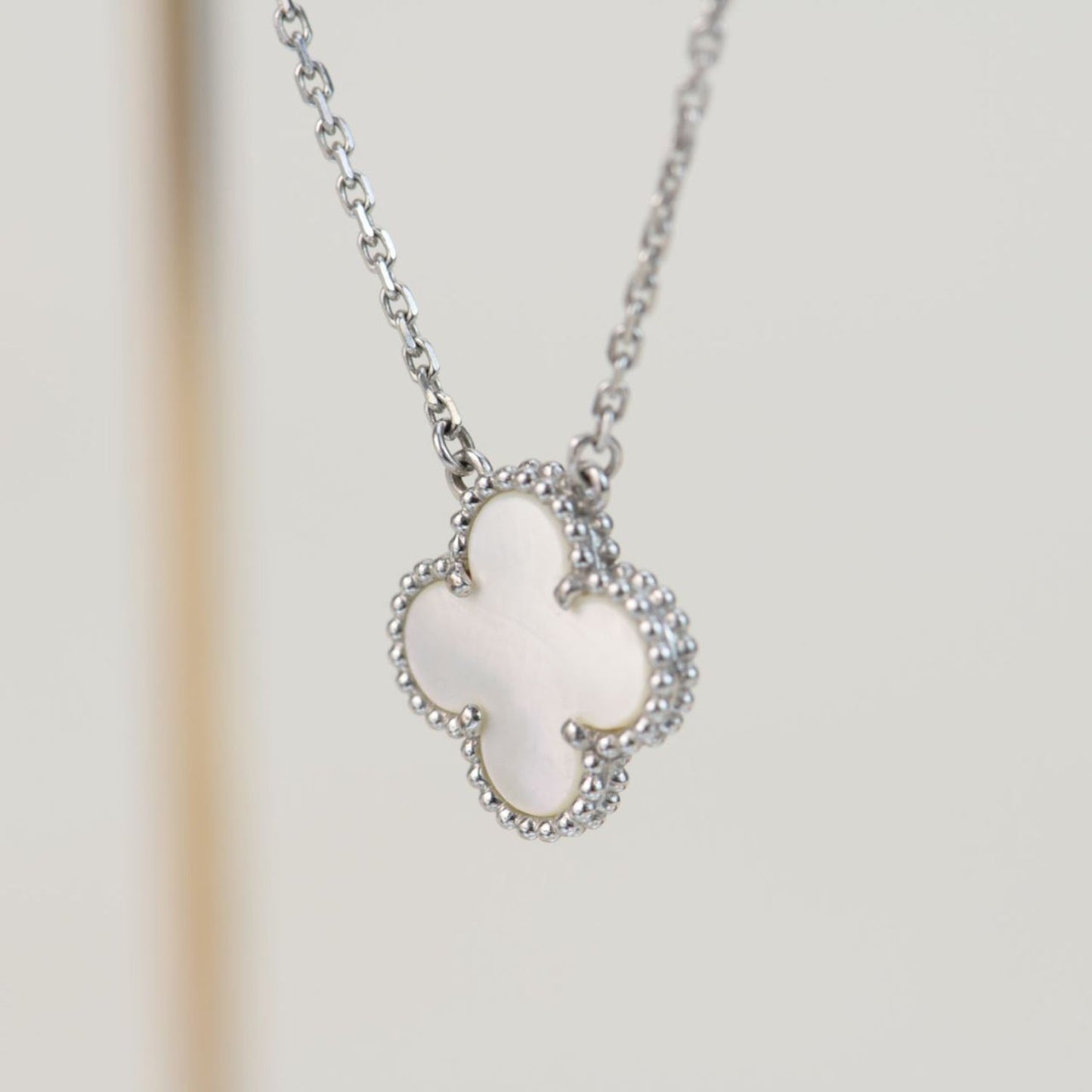 [BLUE TEARS]CLOVER  15MM WHITE MOTHER-OF-PEARL SILVER